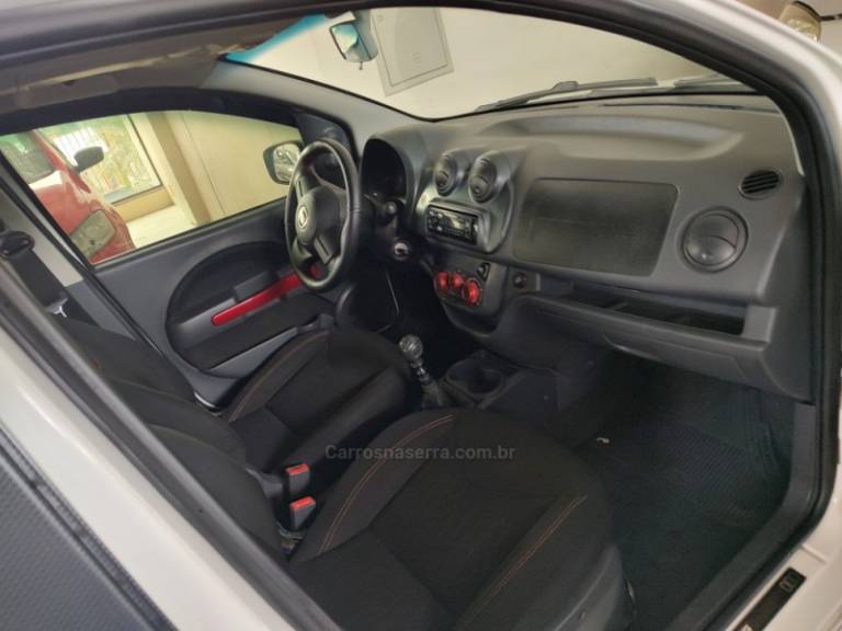 FIAT - UNO - 2013/2014 - Branca - R$ 36.700,00