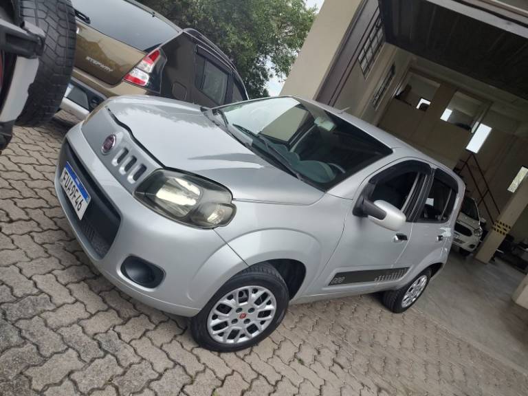 FIAT - UNO - 2016/2016 - Prata - R$ 32.500,00