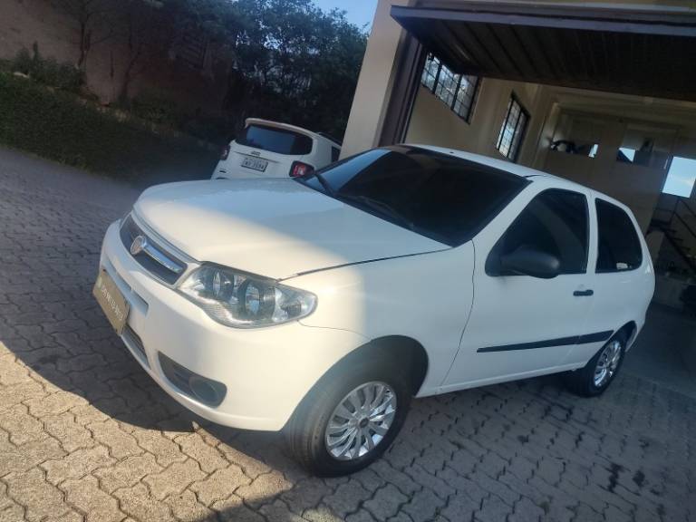 FIAT - PALIO - 2013/2013 - Branca - R$ 21.900,00
