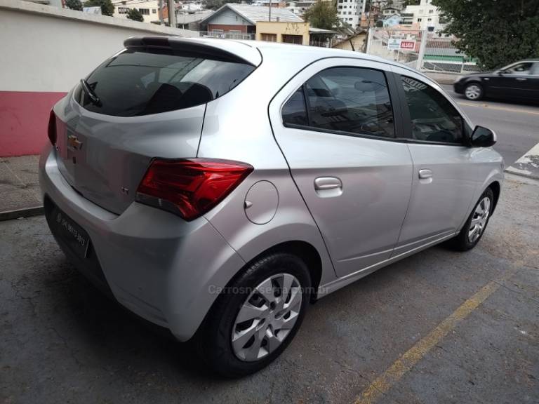 CHEVROLET - ONIX - 2017/2018 - Prata - R$ 53.500,00
